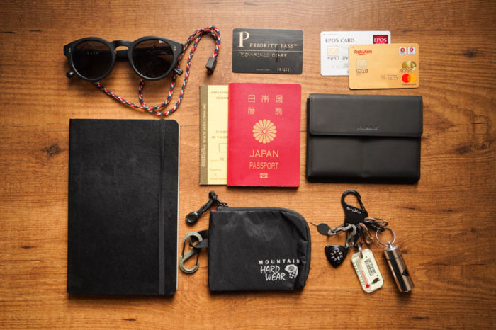 世界一周　持ち物　バックパッカー　パスポート　サングラス　プライオリティパス　楽天カード　